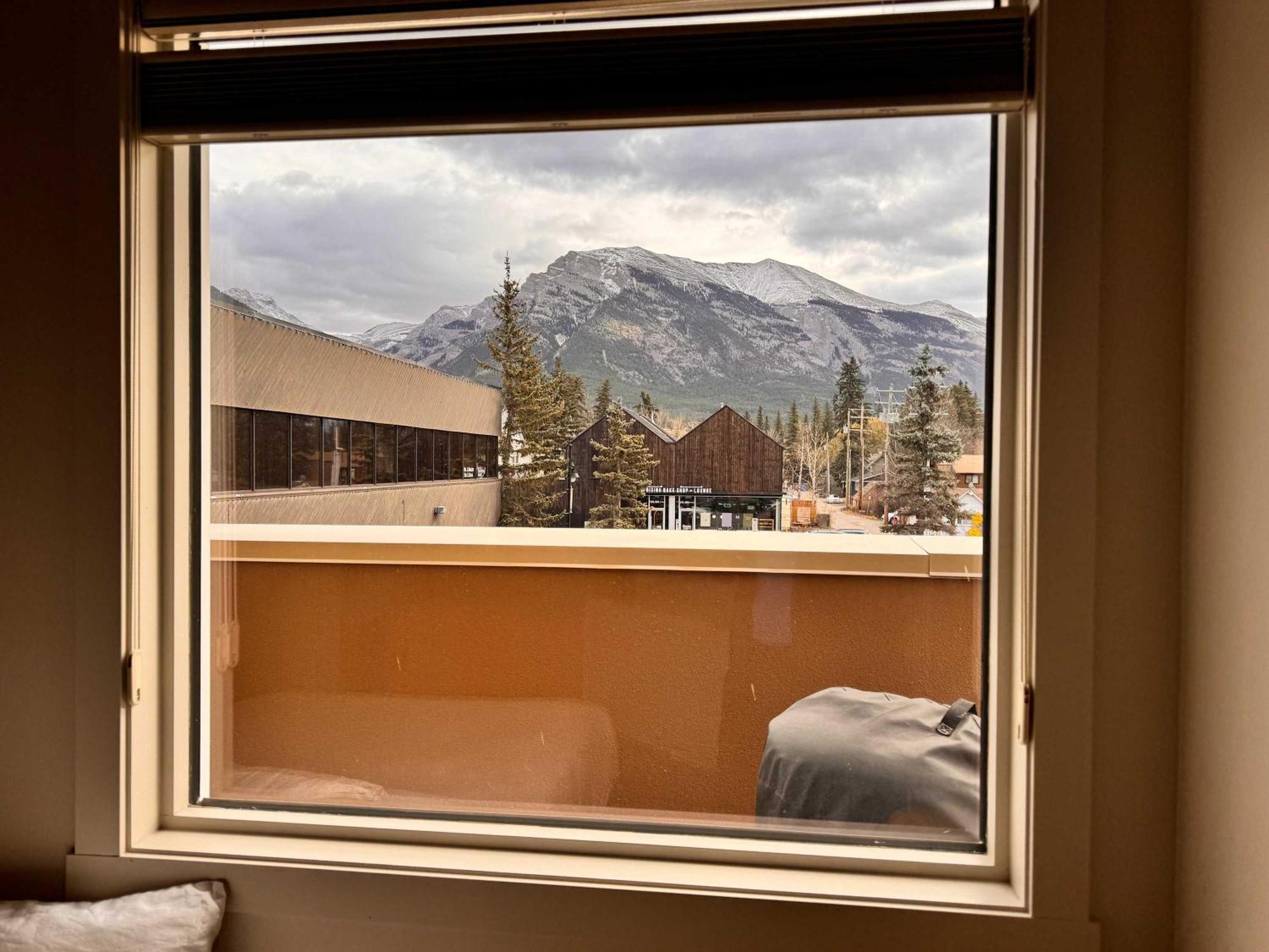 Ravens Crest Lodge - Stunning Views Perfectly Located On Main Street كانمور المظهر الخارجي الصورة