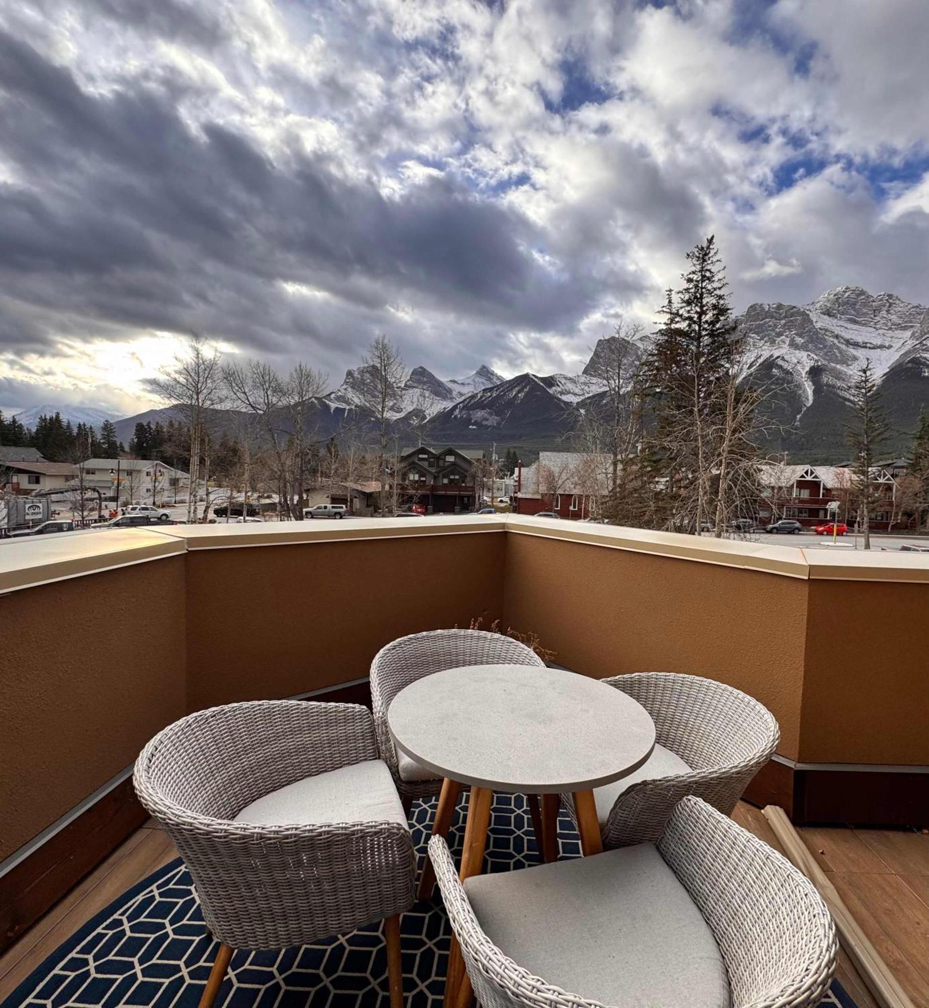 Ravens Crest Lodge - Stunning Views Perfectly Located On Main Street كانمور المظهر الخارجي الصورة