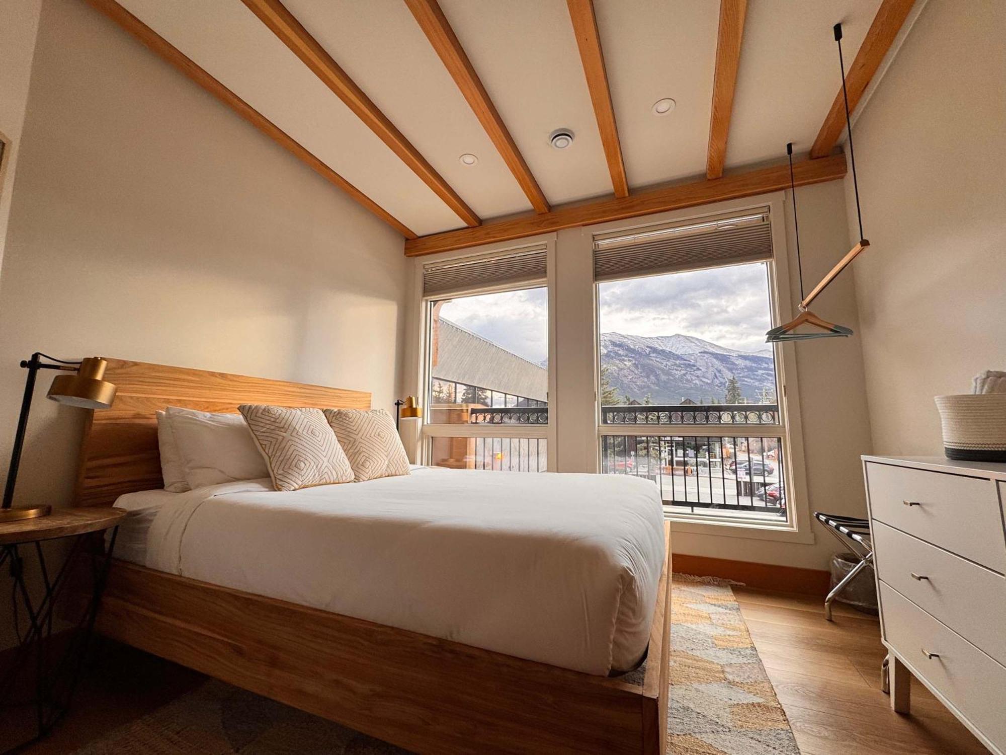 Ravens Crest Lodge - Stunning Views Perfectly Located On Main Street كانمور المظهر الخارجي الصورة